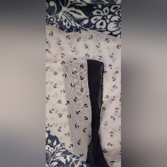 Very pretty Sheer anchor design scarf 6x2.5 - Picture 2 of 4